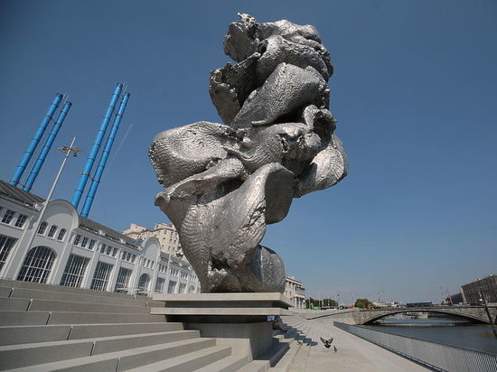 Скандальную скульптуру "Большая глина" решили бессрочно оставить в Москве