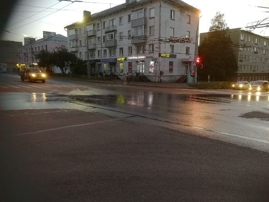 Вонючая вода течет по проезжей части у ТРЦ Петрозаводска