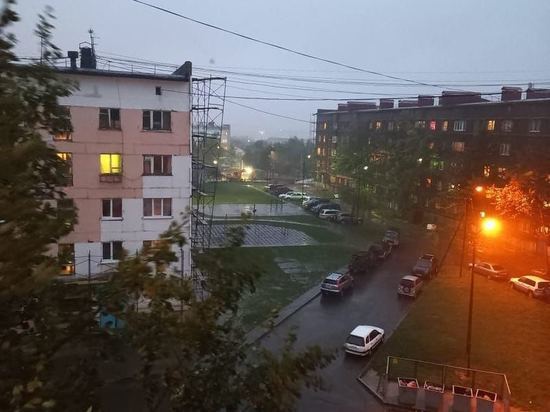Порывистый ветер срывал строительные леса с домов в Охе