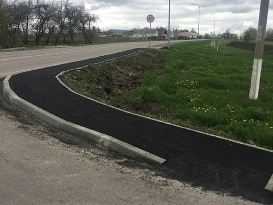 В Ровеньском районе строят километровый тротуар