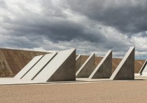 "Город", обширный комплекс наружных сооружений и массивов суши, который художник Майкл Хейзер начал строить в пустыне Невады в 1970 году, наконец, начнет принимать посетителей в следующем месяце