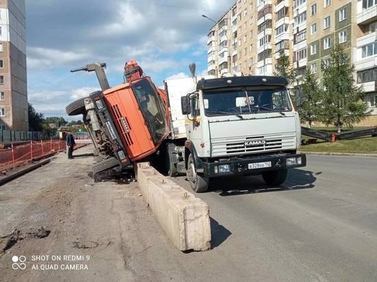 Строительный кран рухнул на стройке в Кемерове