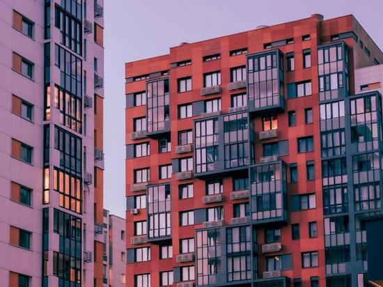 В Москве три женщины скинули миллион рублей с балконов