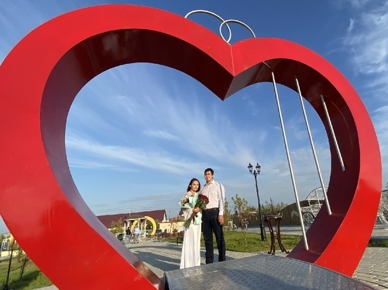 Впервые в Тазовском влюбленные поженились в местном сквере