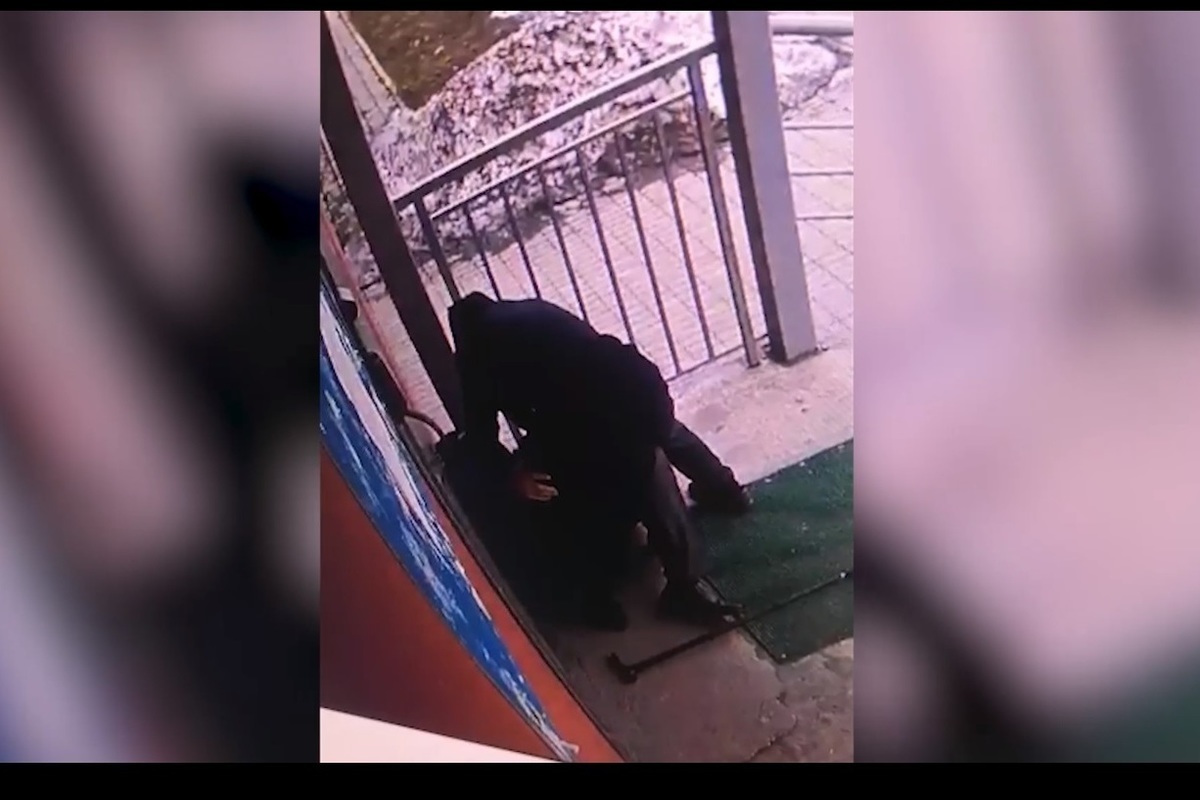Избил преступника. Избили парня ночью летом.