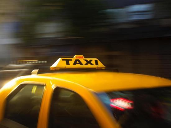 Водитель такси оставил клиента без телефона и денег на Сахалине