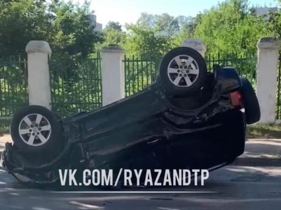 На улице Новой в центре Рязани перевернулся автомобиль