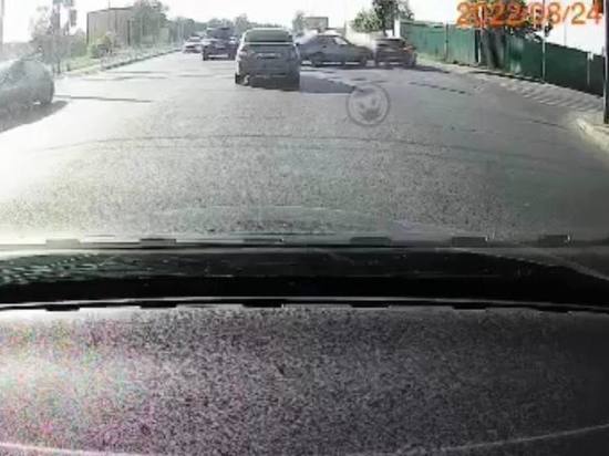 Пнезенцы сняли момент столкновения двух авто на Окружной