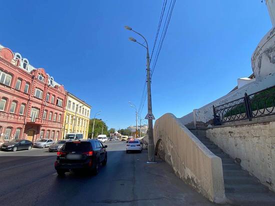 В Астрахани лужа провоцирует автомобилистов на аварии