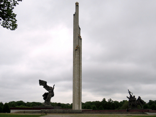 Посольство России пригрозило Латвии ответными мерами за снос памятника Освободителям