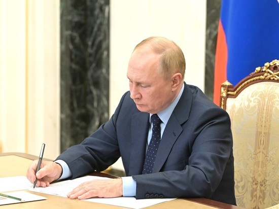 Путин поручил выплатить по 10 тысяч рублей родителям школьников в ДНР, ЛНР и еще трех регионов Украины