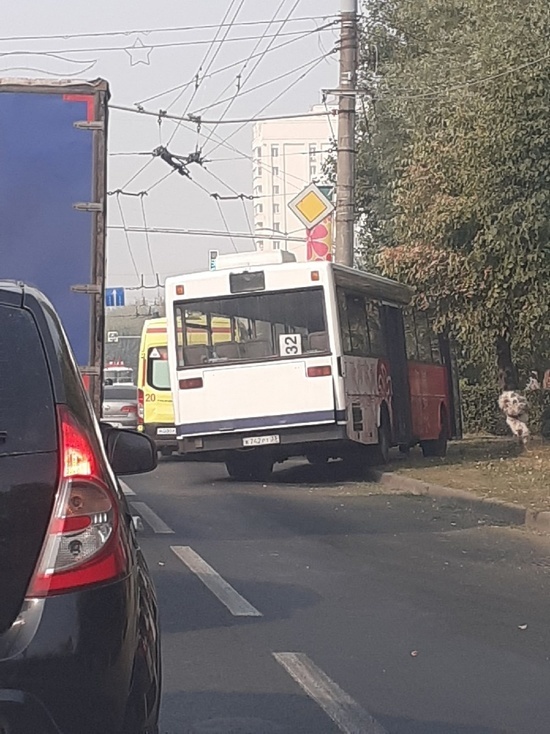 Владимирский автобус снова стал участником ДТП и едва не снес столб