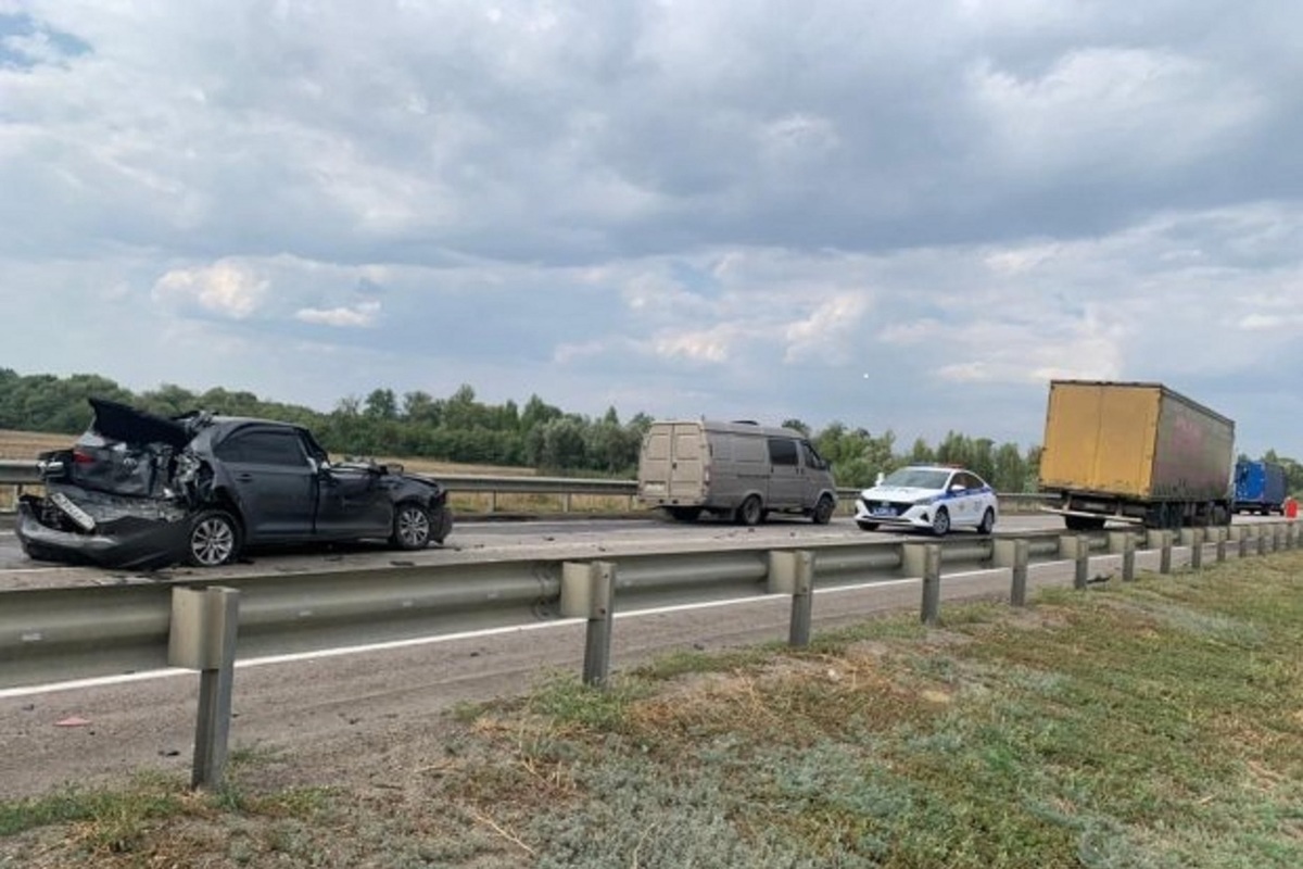 25 августа 2019 год. Трасса р22 Волгоградская область. ДТП В Волгоградской области 2022. Грузовик на трассе.