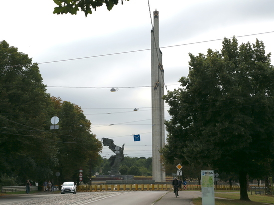 На снос памятника освободителям в Риге наняли граждан другой страны