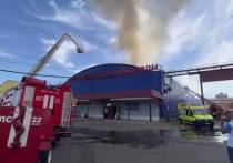 С лицевой стороны здания горящего склада на Сигнальном проезде на северо-востоке Москвы произошло обрушение кровли