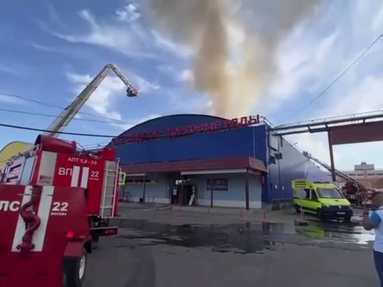 На горящем складе в Москве обрушилась крыша