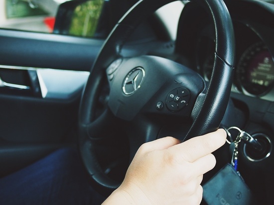 Мурманчанин угнал чужой Mercedes и врезался в мусорные баки