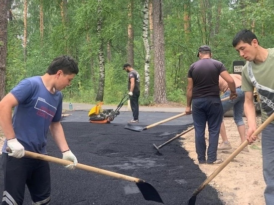В кинешемском парке 35-летия Победы асфальтируют лыжероллерную трассу