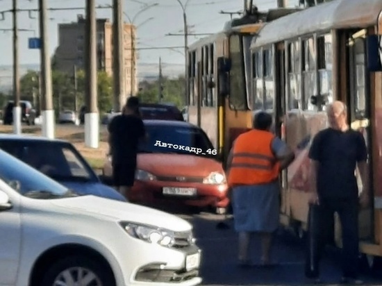 В Курске на Энгельса легковушка Lada решила «померяться силой» с трамваем