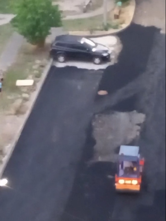 В Ярославле дорожники положили асфальт вокруг брошенного авто