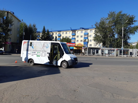 В Центральном округе Омска маршрутка сбила пенсионера