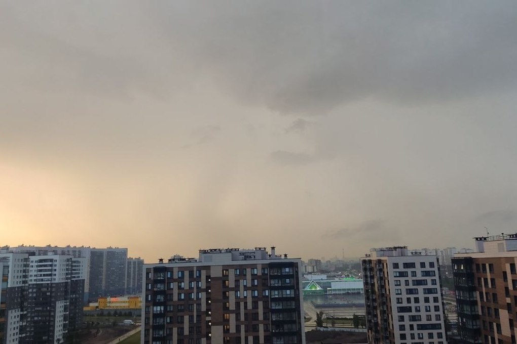 Утро 25 августа. Петербург пасмурно. Облачно с прояснениями ливневый дождь гроза. Гроза утром. Гроза в СПБ.