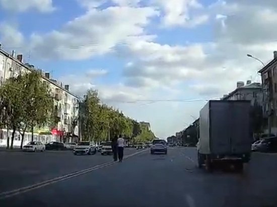 В Новосибирске двое парней гуляли по двойной сплошной на улице Станиславского
