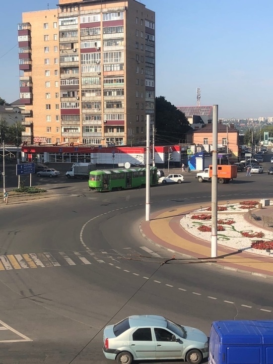 В Курске второй день подряд автомобили бодаются с трамваями