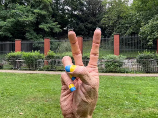 Захарова высмеяла гигантскую руку, появившуюся в Праге перед посольством РФ