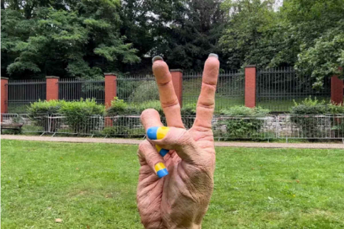Zakharova ridiculed the giant hand that appeared in Prague in front of the Russian Embassy