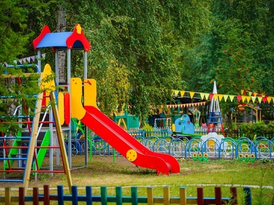 В детских садах кузбасского города началась установка новых игровых площадок