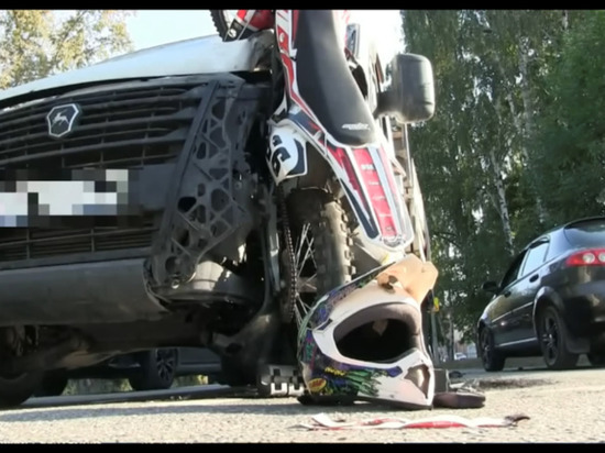 16-летний российский мотоциклист влетел в грузовик на заднем колесе и попал на видео