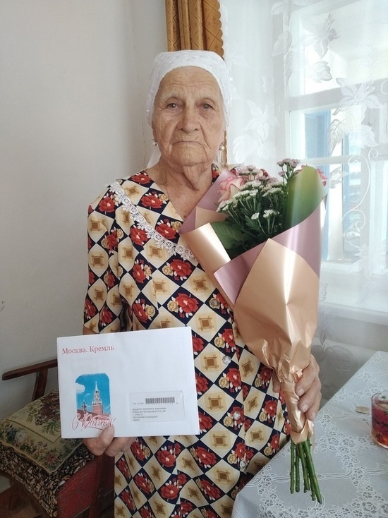 Президент РФ поздравил с 90-летием жительницу Элисты