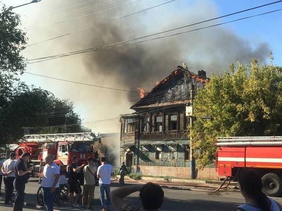 «Обвалилась крыша»: в Астрахани сгорел двухэтажный дом
