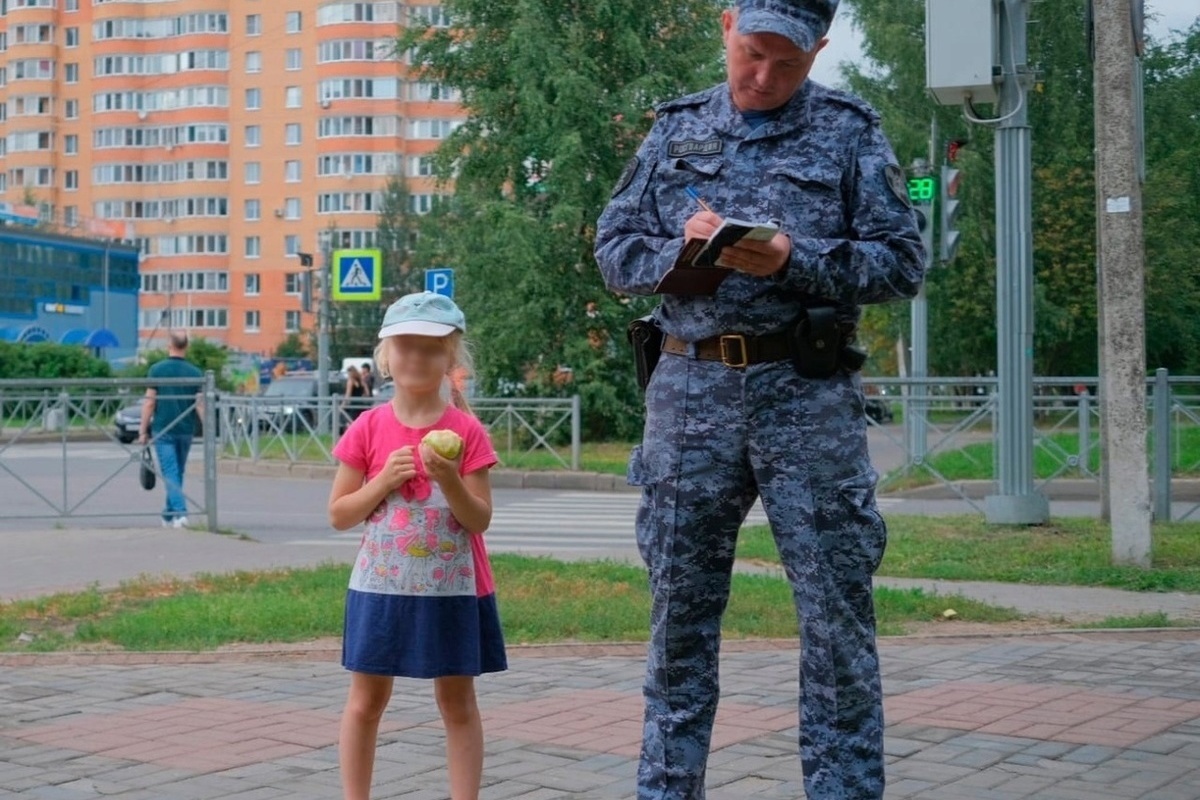 День всеволожска. Росгвардия и дети. Росгвардия девушки. Охрана на улице. Росгвардия главный.