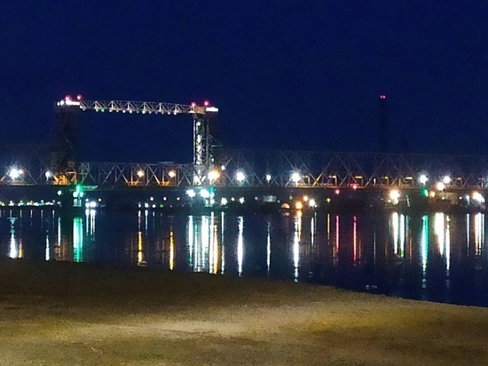 На железнодорожном мосту Архангельска сменили систему освещения
