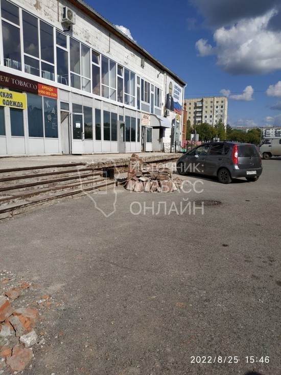Кузбассовцы пожаловались на опасное крыльцо в центре поселка