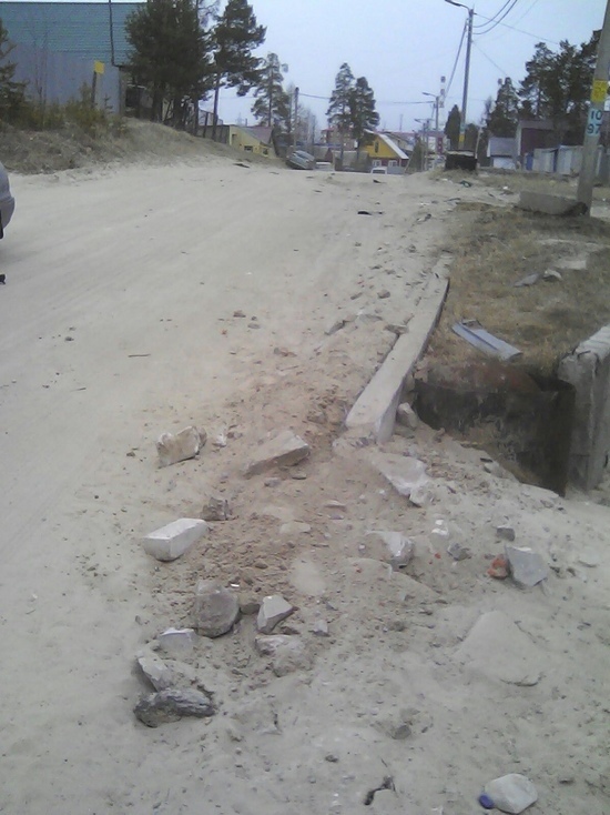 Тротуар в поселке Ноябрьска не могут обустроить из-за самовольного захвата территории