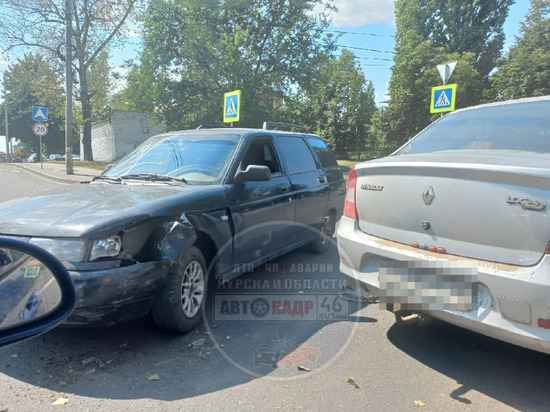 В Курске на перекрестке возле 7-ой поликлиники столкнулись ВАЗ и Renault