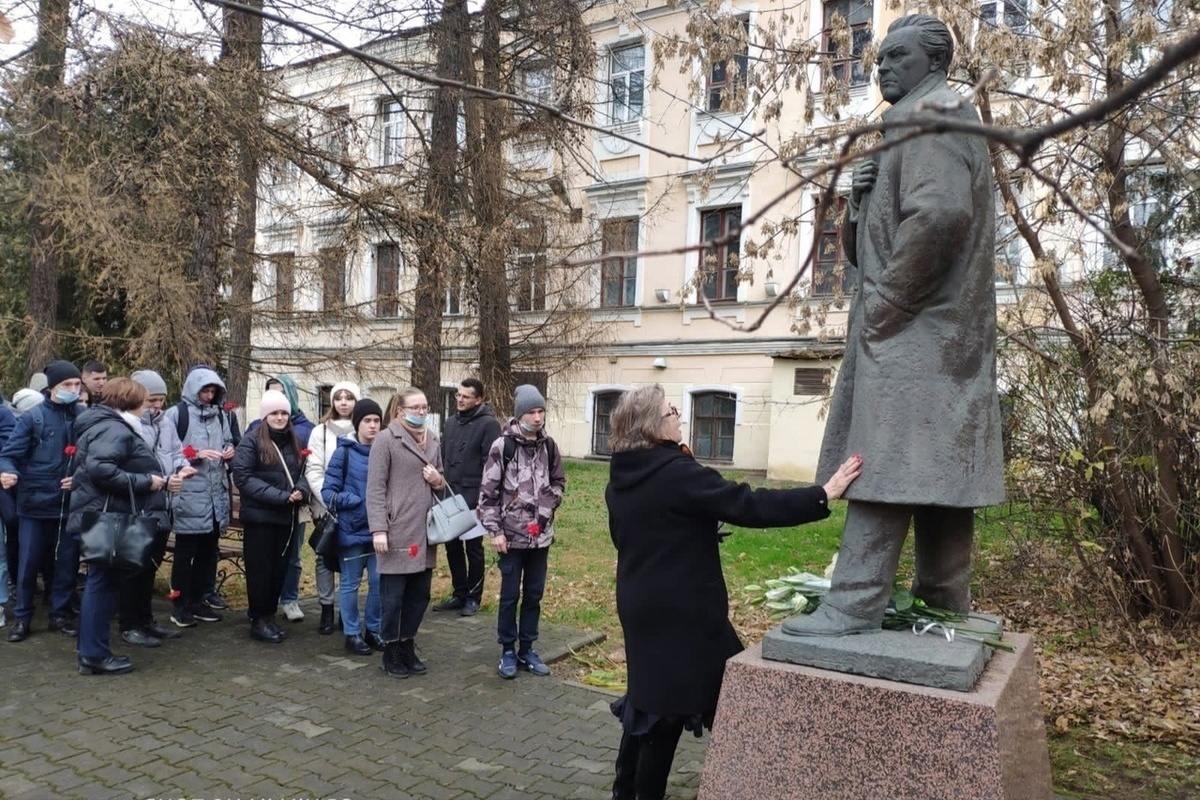 Памятник Александру Зиновьеву переехал из сквера при КГУ ко входу в областную библиотеку