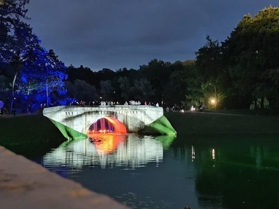 Восьмой фестиваль «Ночь света» открылся в Гатчинском парке