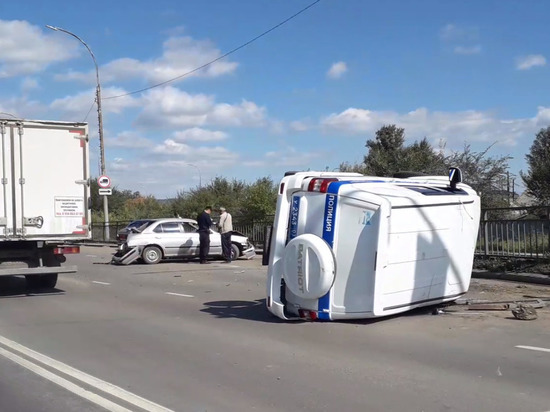 В Улан-Удэ в ДТП перевернулся служебный автомобиль МВД