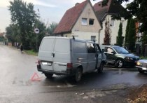 Утром 25 августа на территории Калининграда столкнулись автомобили марок Skoda и Volkswagen. Об этом сообщили в пресс-службе ГИБДД по Калининградской области.