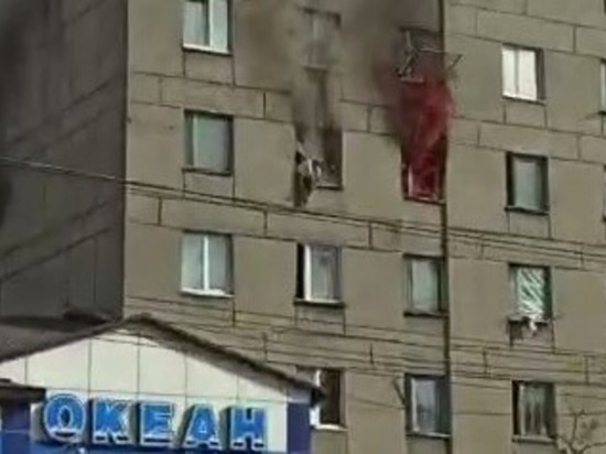 Школьник выпрыгнул с четвертого этажа дома во время пожара на Сахалине