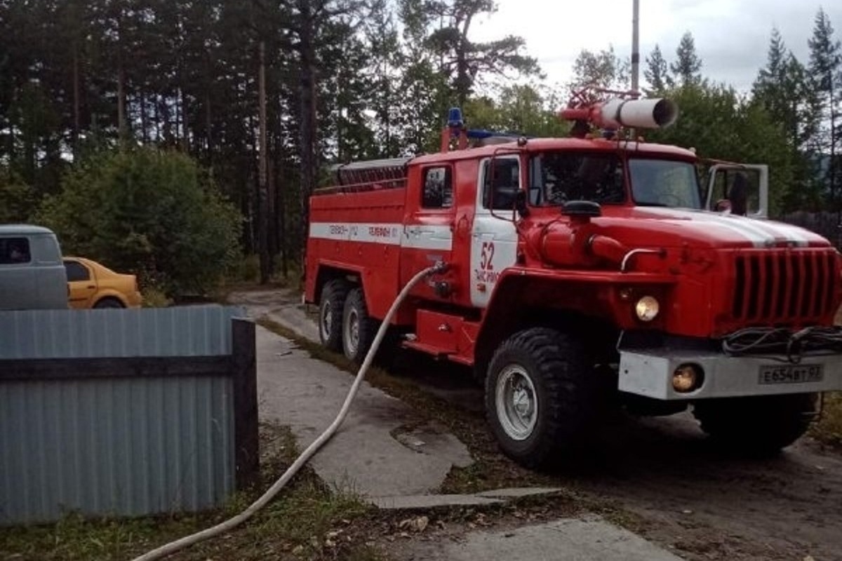 Пожары в муйском районе. Пожарная машина. Машина МЧС. Пожарная машина и пожарный. Таксимо пожар.