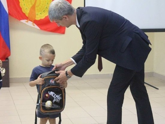 Будущим первоклассникам в Серпухове вручили рюкзаки