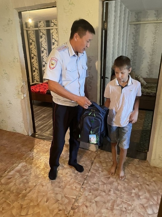 Полицейские Калмыкии продолжают акцию «Помоги пойти учиться»