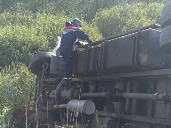 Грузовик перевернулся на трассе «Россия» в Тосненском районе