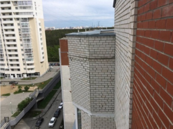 Екатеринбуржцы судятся с «Атомстройкомплексом» из-за аварийного состояния дома, которому всего 18 лет