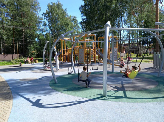 Новый парк с батутами и сиренью открыли в Вырице